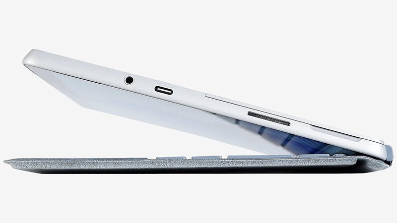 Rechterkant van de Surface Go 3 laptop met drie aansluitingen